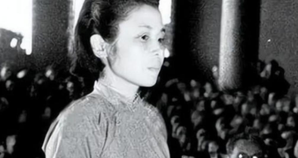 1951年，四川昭化县，一个怀着身孕的女人被五花大绑推出监牢，罪名：反革命。判决