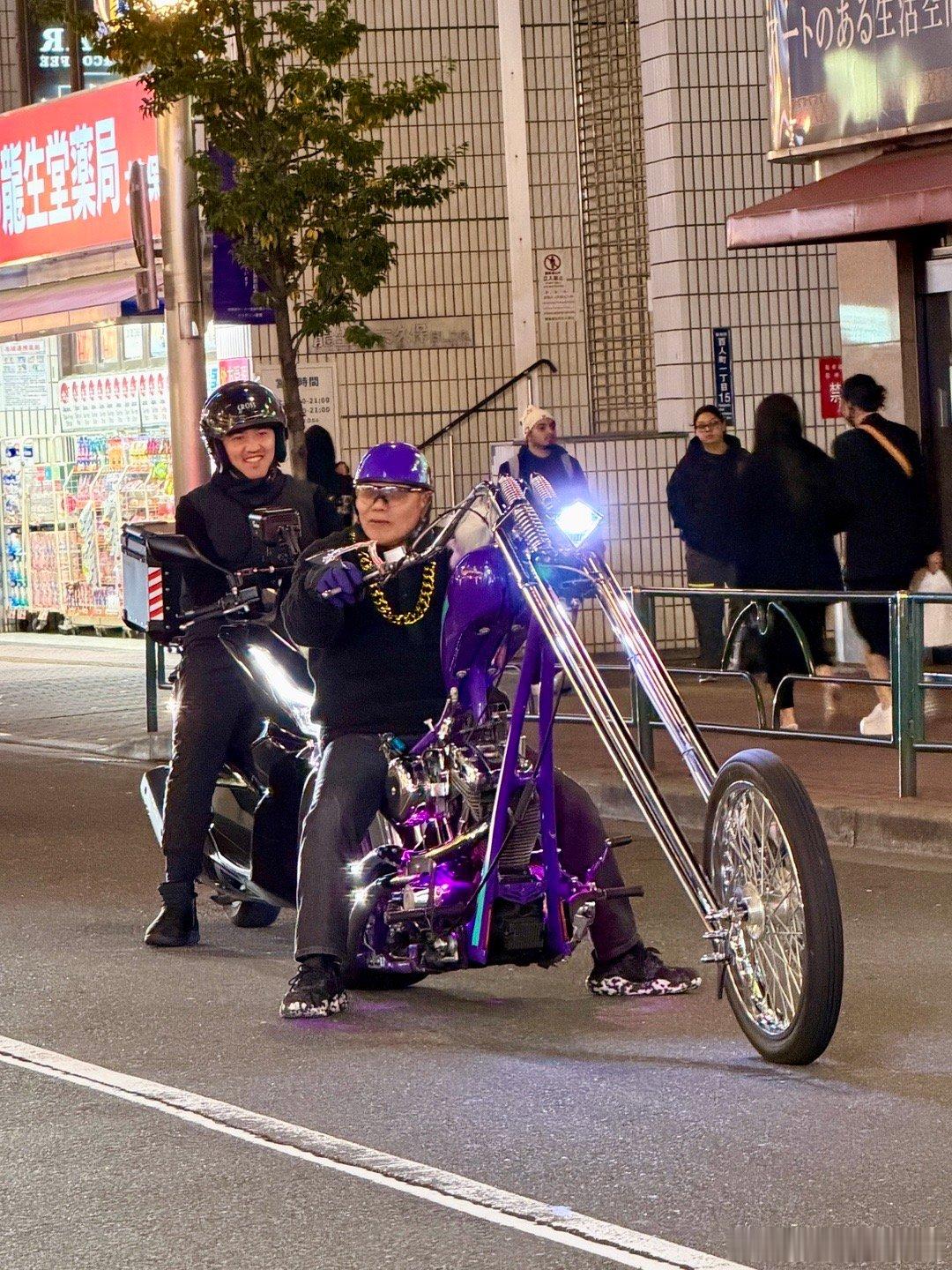 看这大爷应该跟我爸差不多年纪，我爸再催我生娃，说看看人家。我就拿这个让我爸看看人