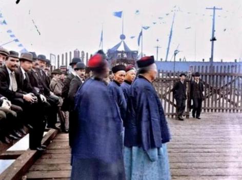 1896年，李鸿章访问美国，为了突显重视，特意穿上了慈禧太后御赐的黄马褂，然而他