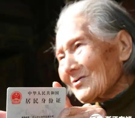 云南老人福利上新！一张身份证，搞定所有优待谁家老人出门还在揣着皱巴巴的老年