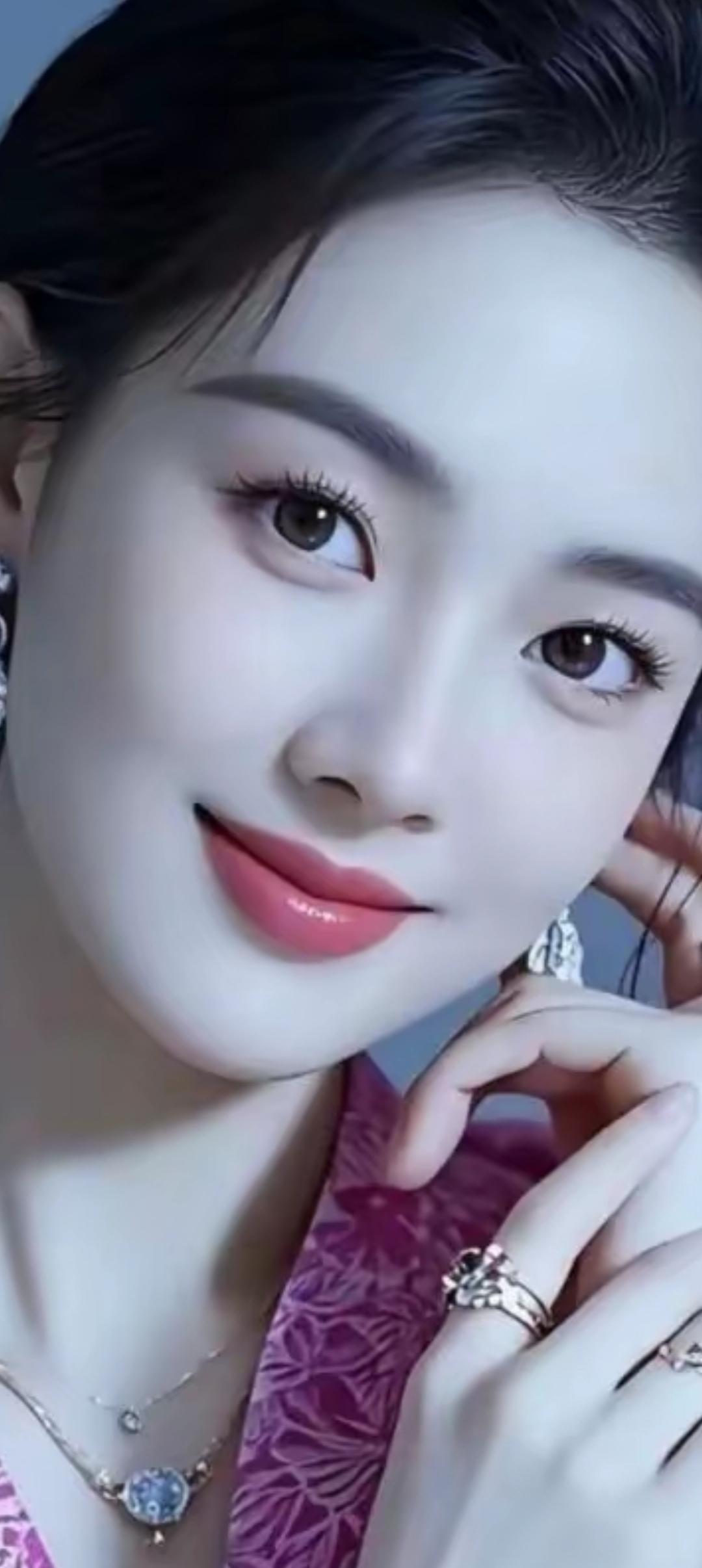 优雅气质，珠宝闪耀，甜美笑容，迷人魅力