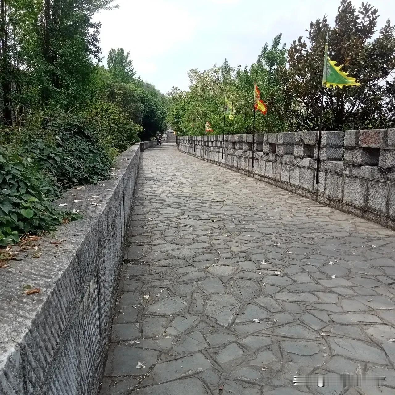 五一假期，我与朋友岁去走了走，满游客不是很多。朋友是背包客，喜欢一个人随心所