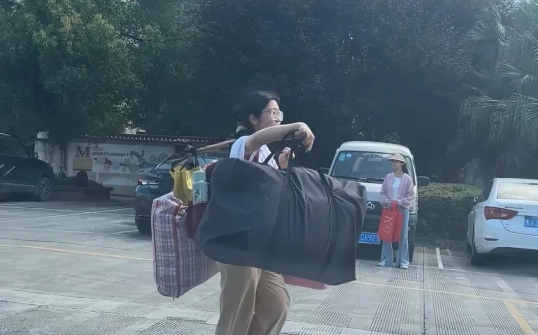 万万没想到！挑扁担的女孩竟是这样的人，随着她在网上的走红，有记者专门采访了