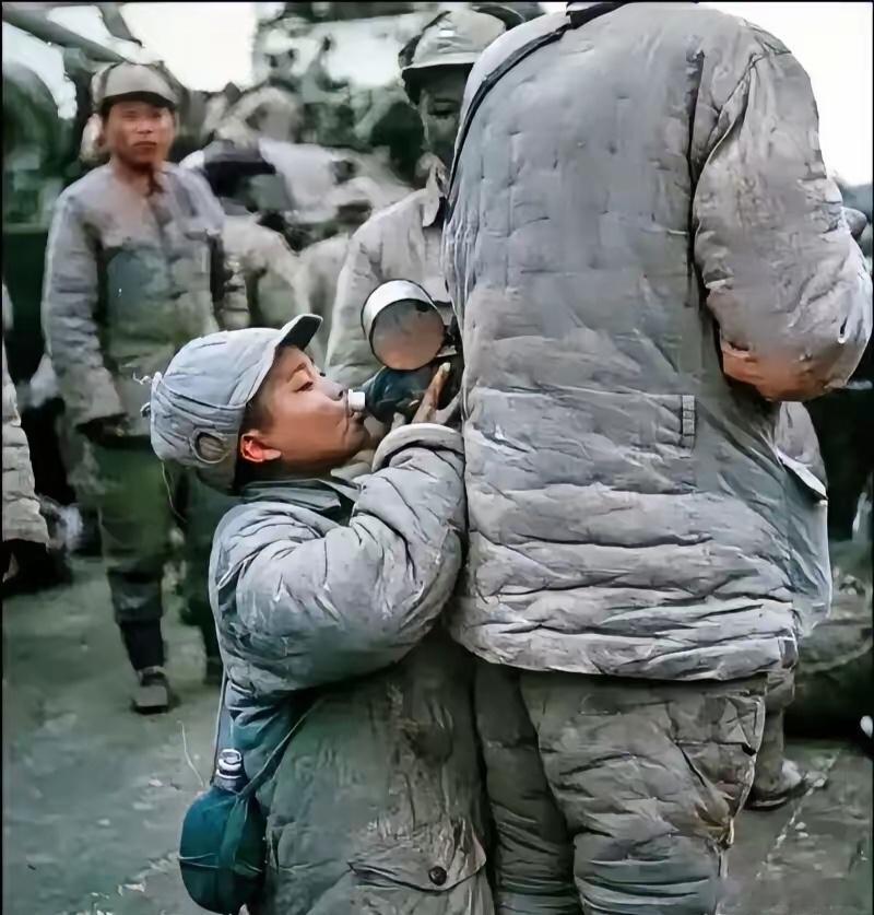 1938年徐州会战期间，向老兵讨水喝的小战士