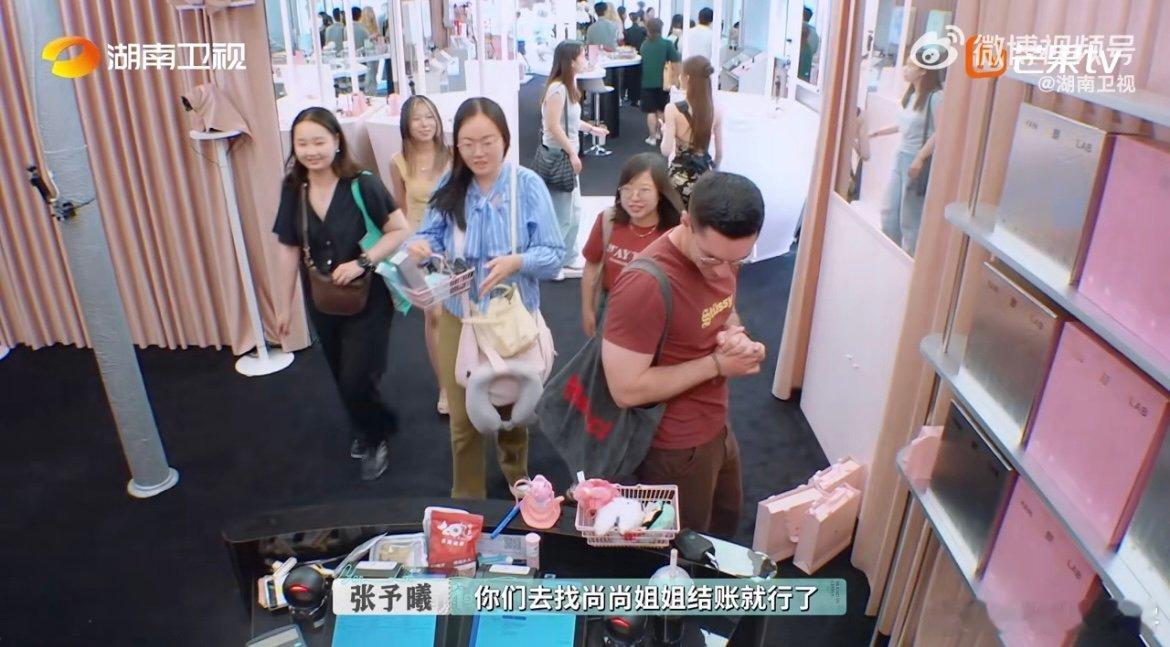 尚雯婕遭遇收银焦虑巴黎合伙人名场面尚雯婕首次处理收银退税，既要仔细输入产品名称
