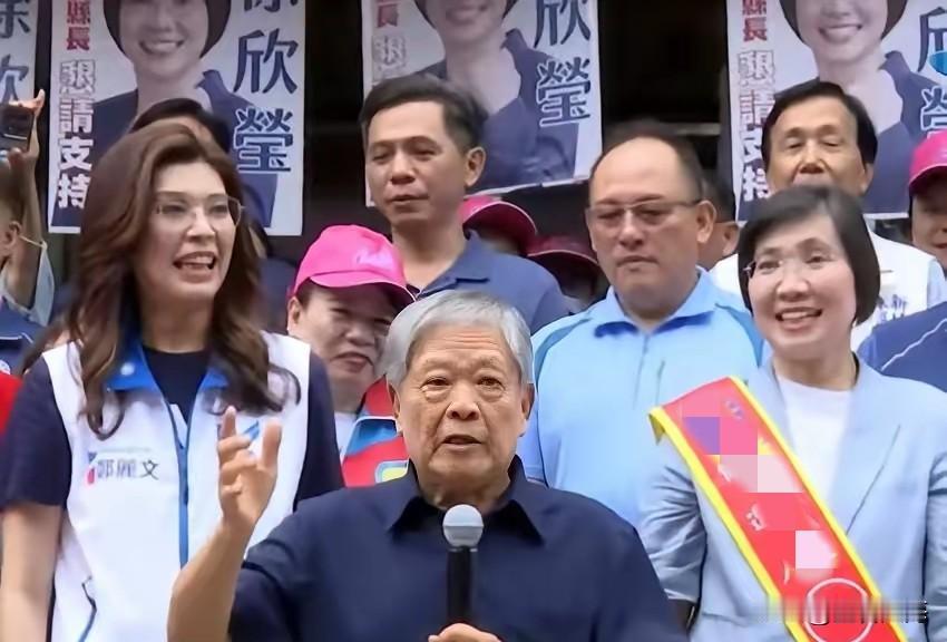 郑丽文在今天（9月3日）陪同徐欣莹登记角逐，但没曾想现场助阵的范振宗却不给面子，