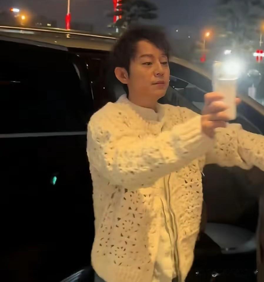 何炅真是风采依旧，如今51岁还有私生饭，何炅去吃饭被私生饭偷拍，结果何炅拿出手里