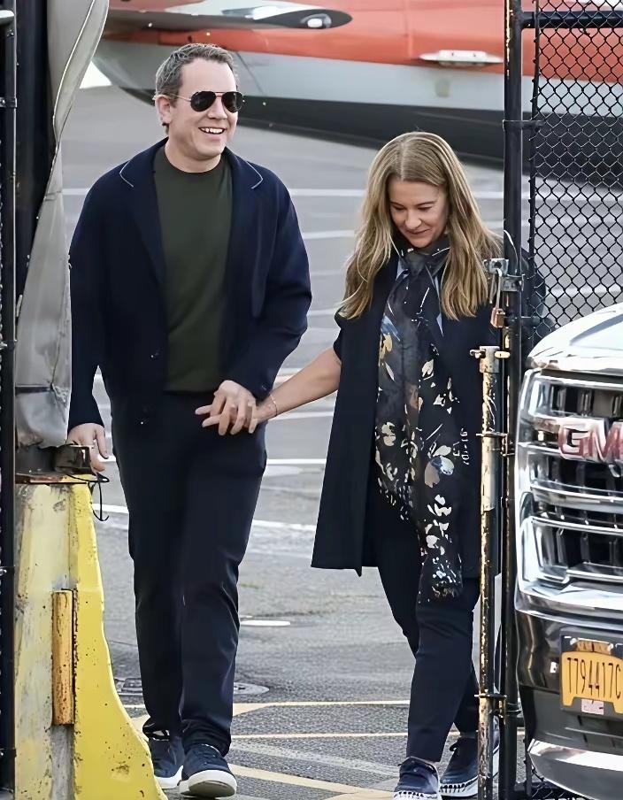 比尔·盖茨前妻梅琳达与新情感男友逛街“秀恩爱”的温馨照。梅琳达的男友叫菲利普·沃