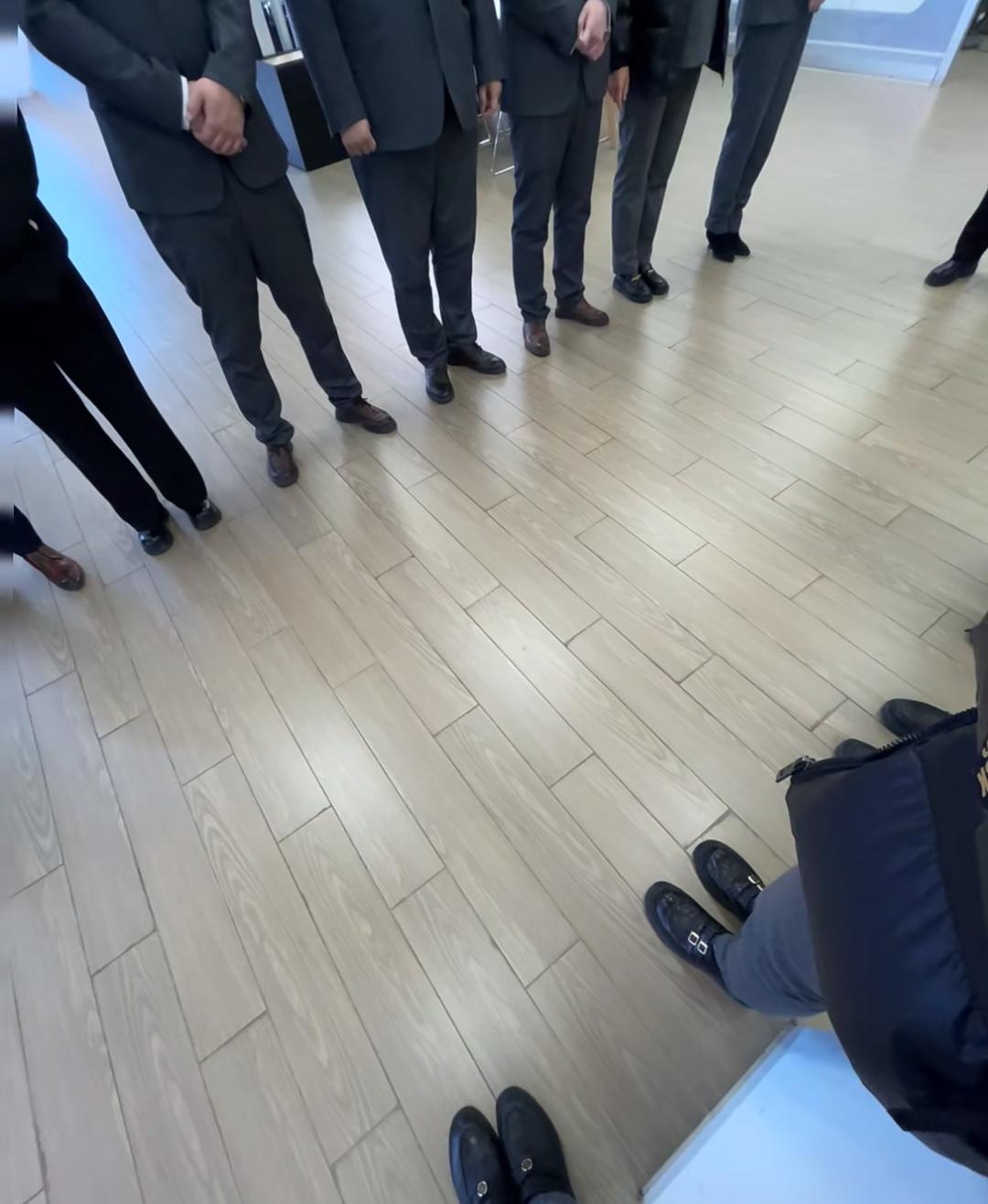 笑死，现在穿皮鞋出门，大概率会被当成卖保险的？一双鞋咋就“社死”了皮鞋的“社会