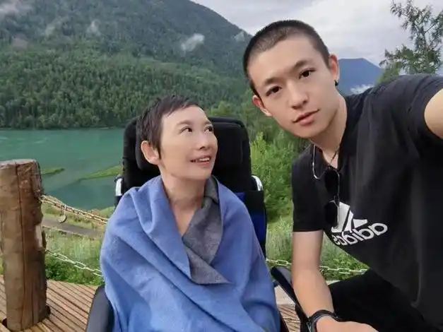 12年！医生说的三到五年，但她活了12年。2014年确诊渐冻症时，医生预判刘文燕的生存期只有三到五年