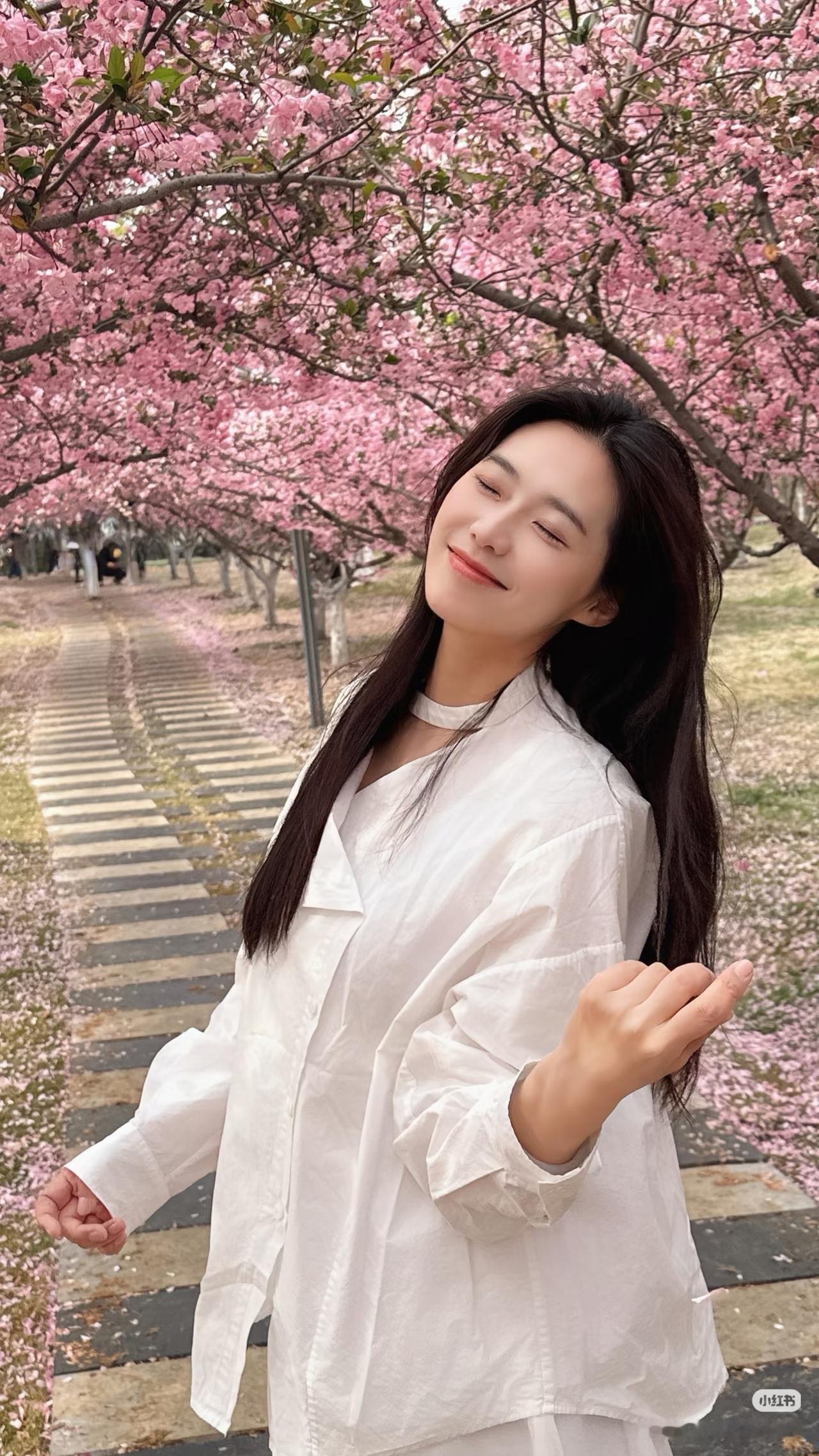 春风拂面笑，花间舞翩翩。