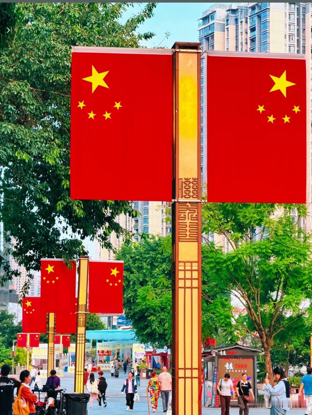 今天是10月3号了，但出门走了一圈后我很好奇：现在的重庆人都到哪去了？在几年以