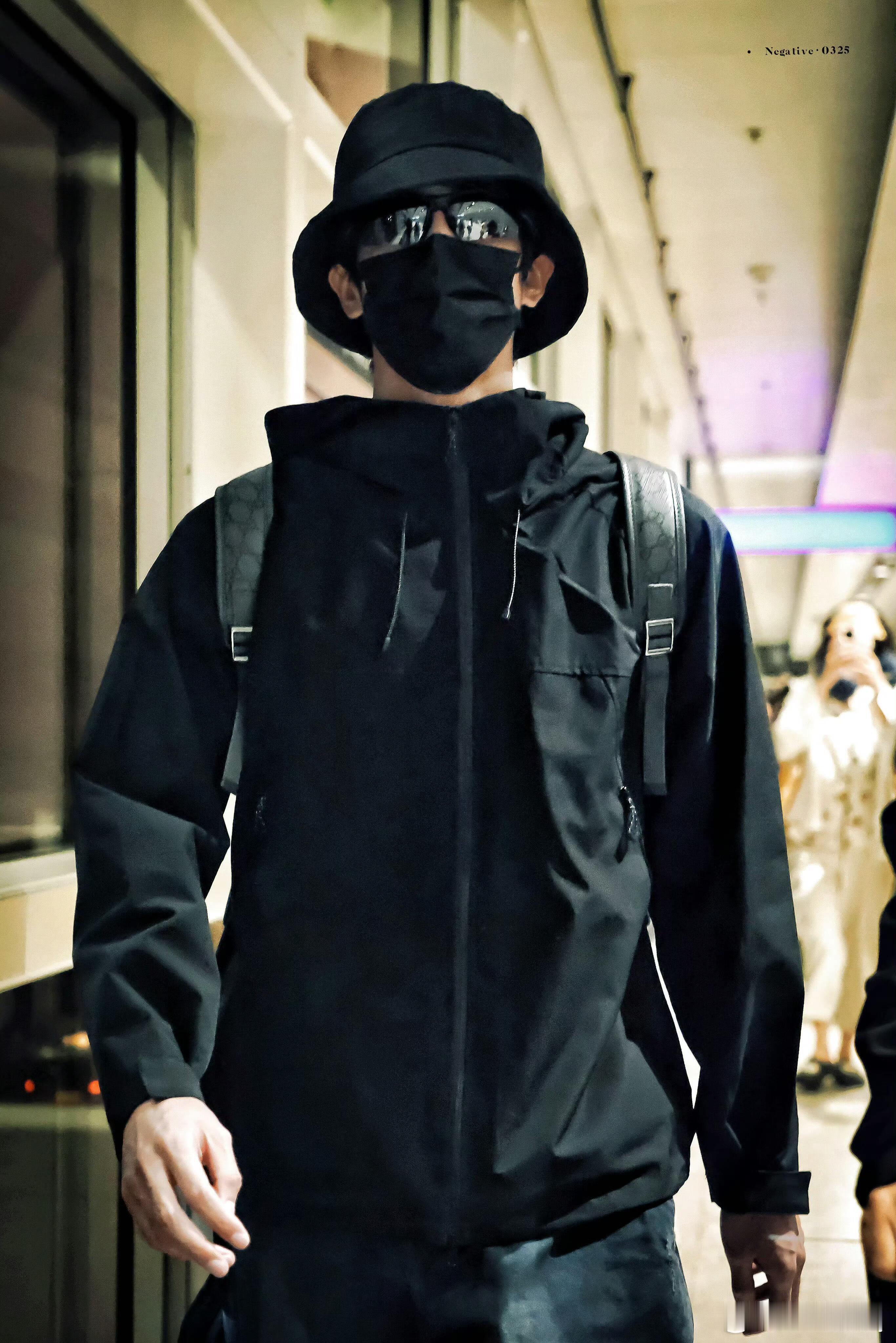 闪现香港🇭🇰！宋威龙就是冲锋衣的野生代言人就这样帅气现身香港！身着黑色冲锋衣