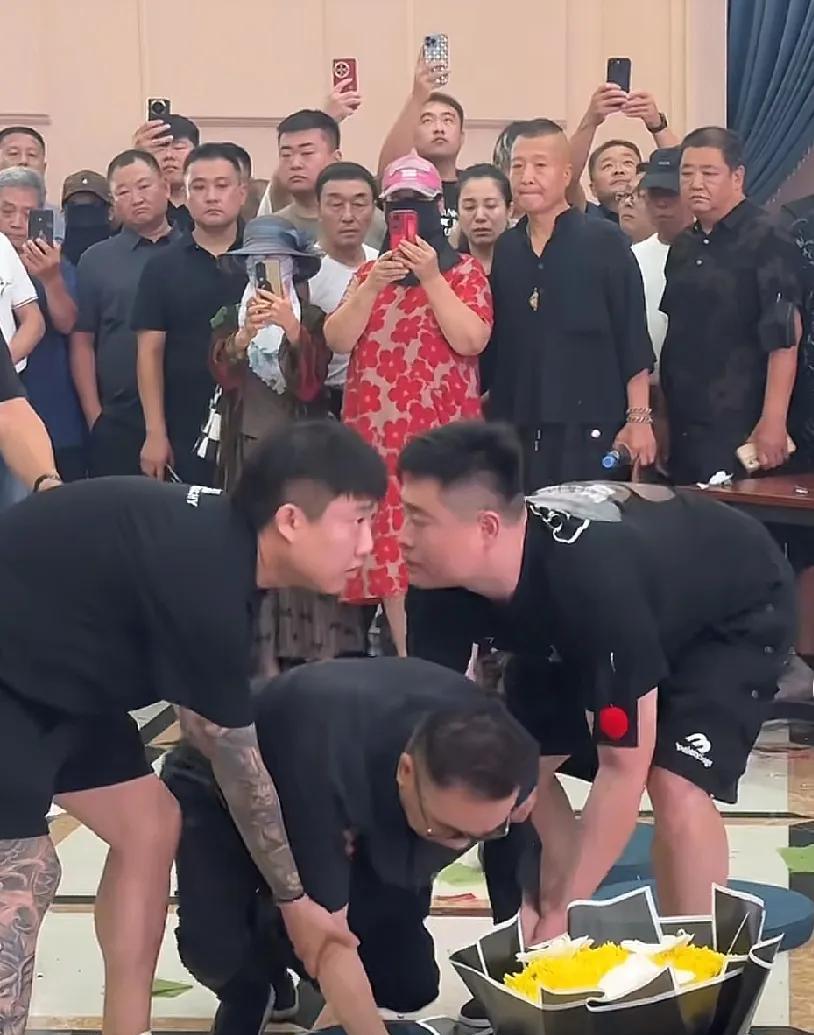 难怪有人说杨少华告别会现场混乱，有人穿红裙+纹身，现身杨少华灵堂。如此严肃的场