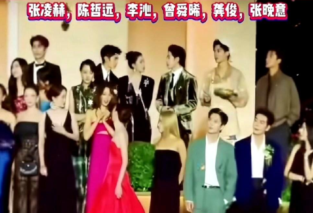 李沁后台笑得自然，没人摆拍，但人人都想挨她站近点。和陈哲远演夫妻，戏里拉手像呼