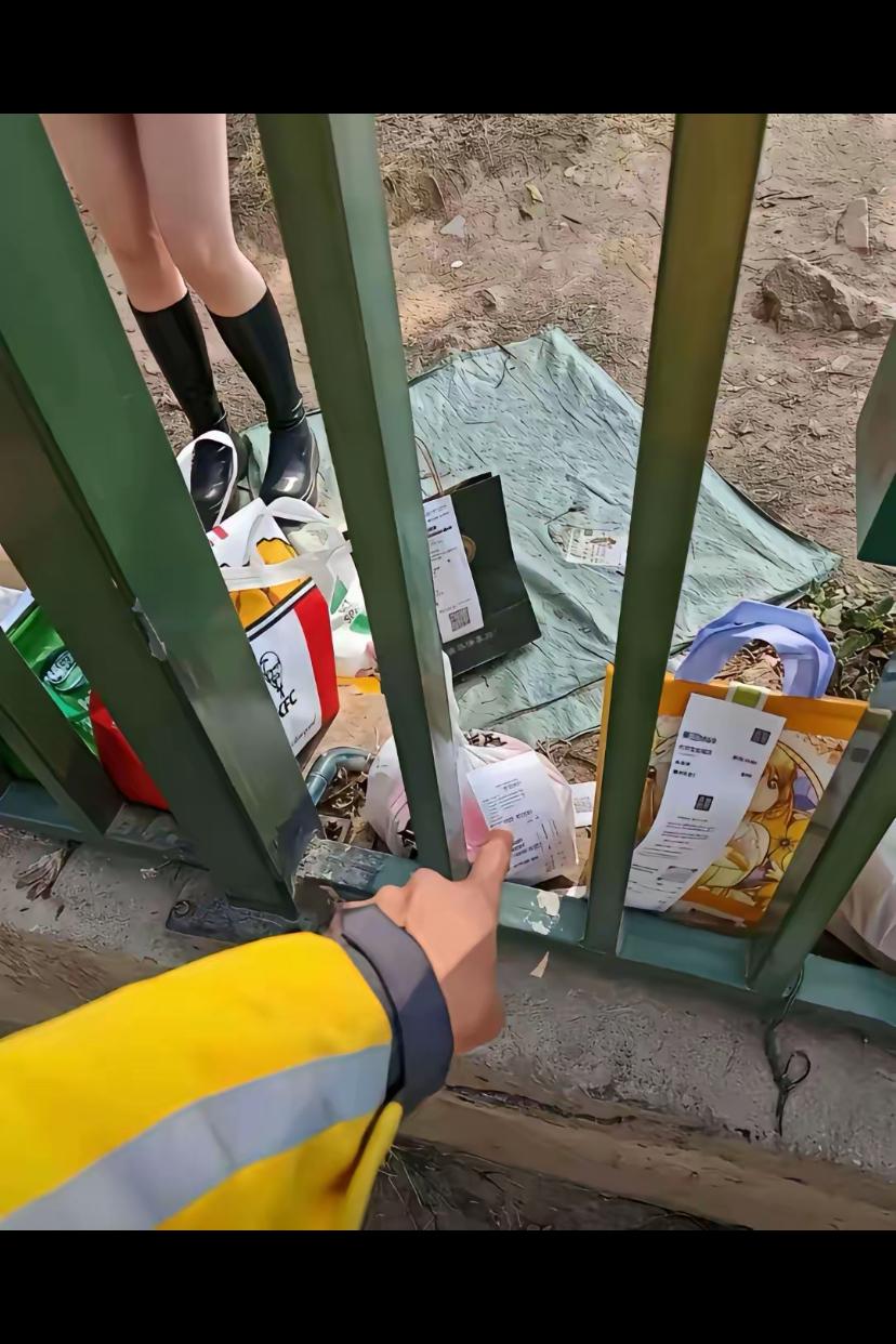 搞不懂，拍外卖就拍外卖，还得指着，跟指认现场一样。[捂脸哭][捂脸哭][捂脸哭]