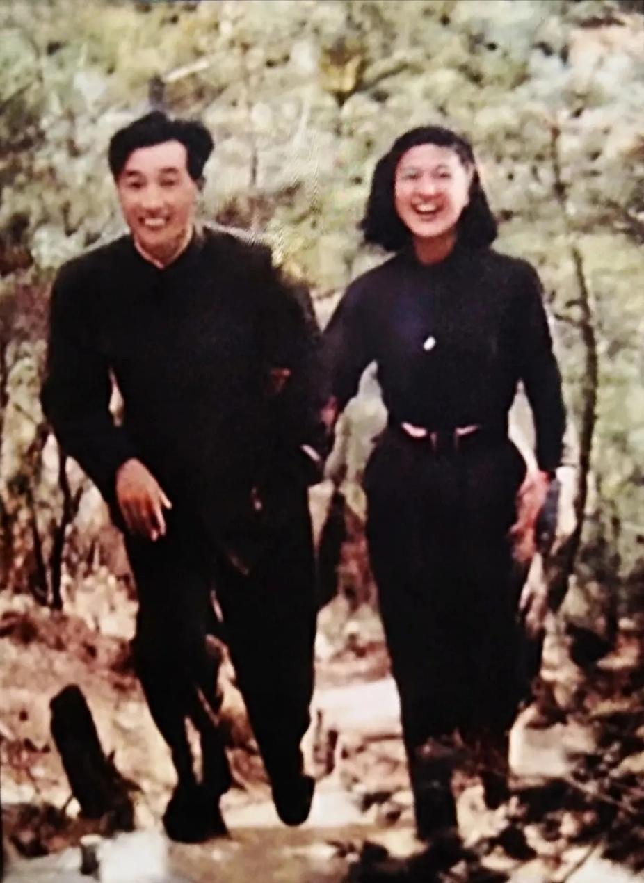 ＃秋日生活打卡季＃这是一张充满革命浪漫色彩的合影照片，拍摄于抗美援朝的战场上。