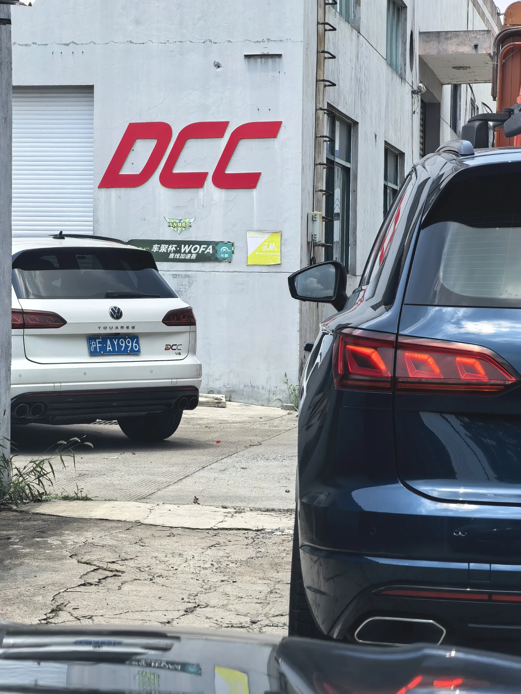 两台顶配途锐。