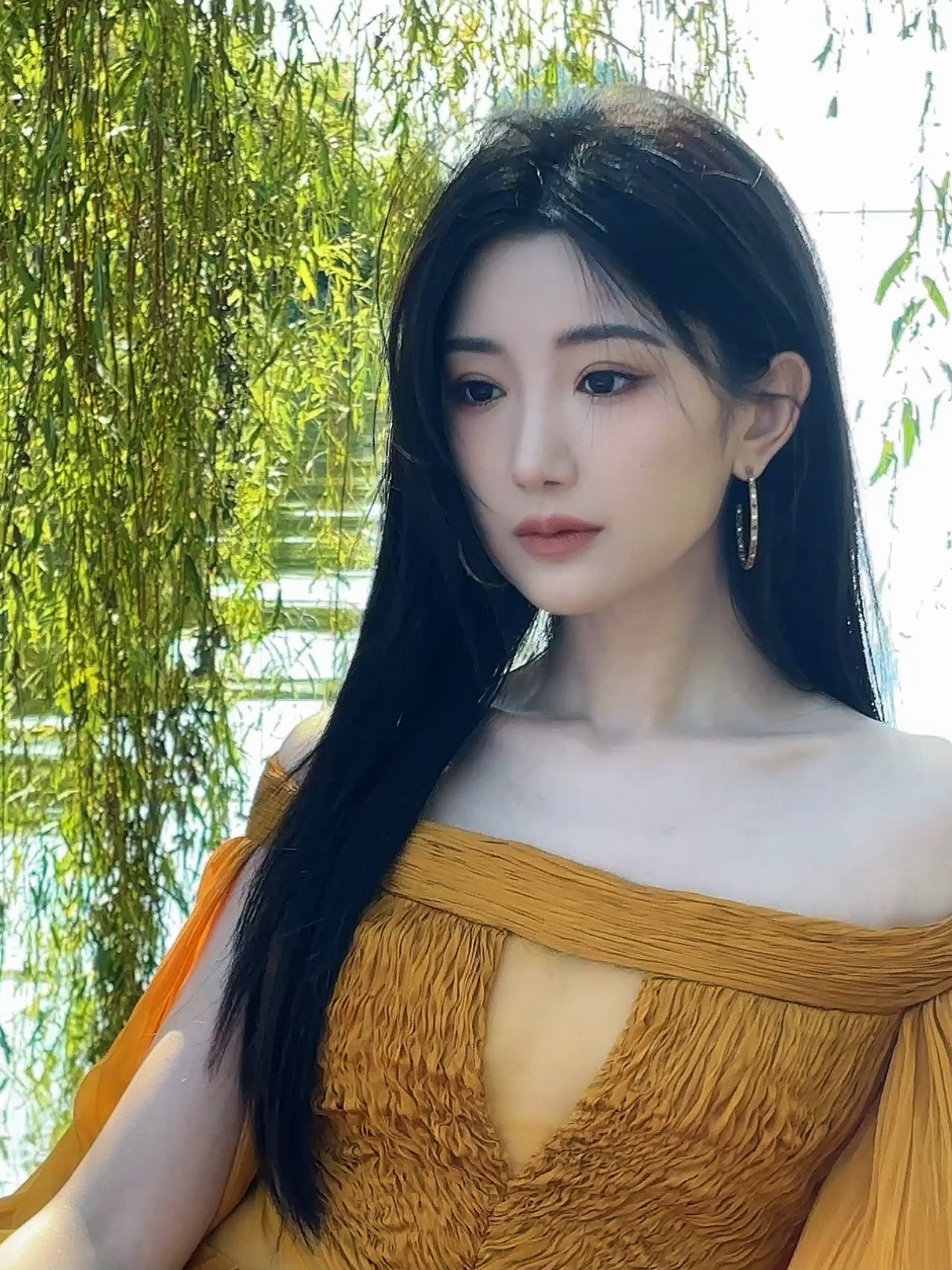 毛晓彤金秋美学天花板毛晓彤这身橘色露肩长裙完全是金秋美学天花板！抹胸设计勾勒出纤