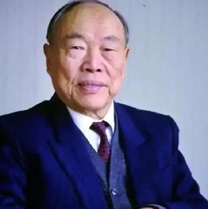当年的著名桥梁专家李国豪，设计南京长江大桥时就主张六车道，当地政府却非要坚持修四