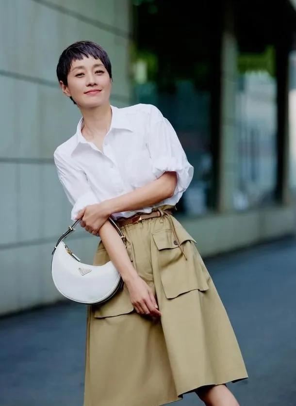 ✨49岁马伊琍，简约穿搭太显高级白衬衫+卡其半裙，清爽利落又藏着松弛感，超