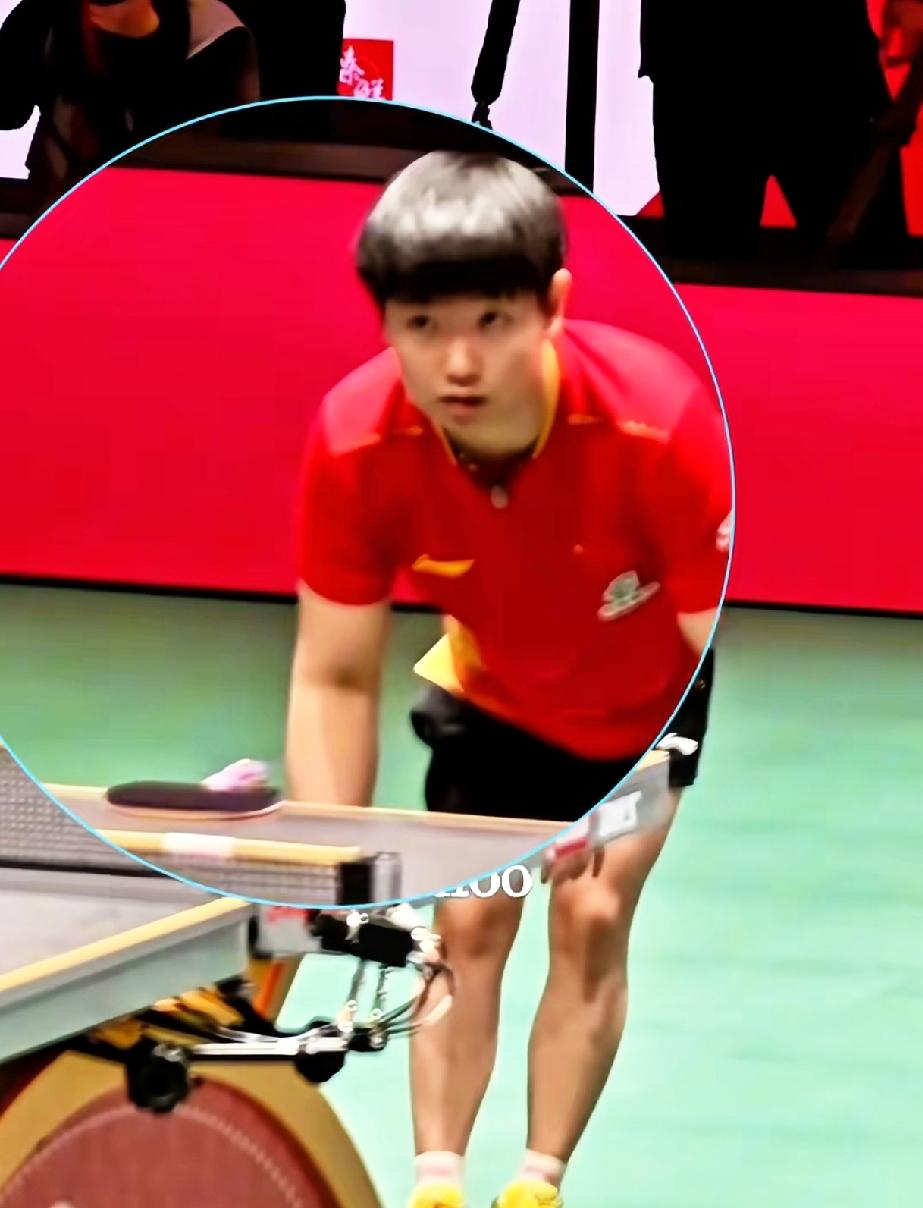 果然莎莎的眼睛会说话，弄个鞋带也这么“偷感十足”，先看看有没有镜头对着她。