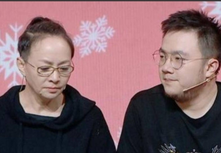 2003年，宋丹丹带着巴图参加爷爷的葬礼，却被拒之门外，前夫英达说：“谁让你们来