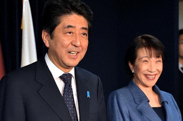 日本政坛前首相突然辞职，导致新总裁差点栽跟头，最后还是靠“拉人凑数”才险胜，这一