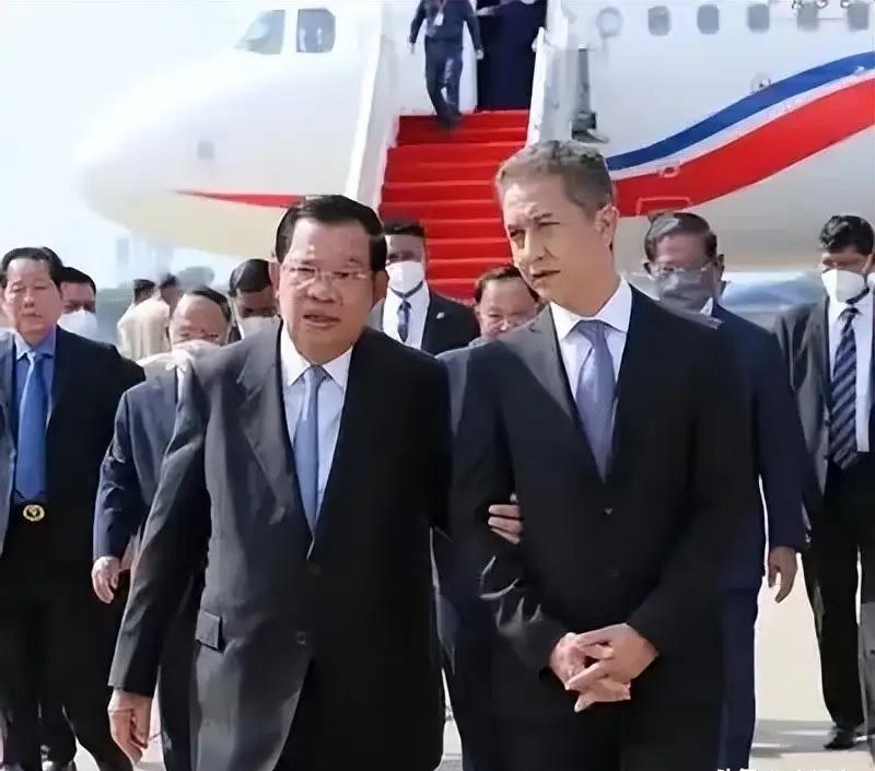 看看夏卡武王子的近照，又变老了，比洪森亲王当年挽他胳膊时候老多了。夏卡武王子出