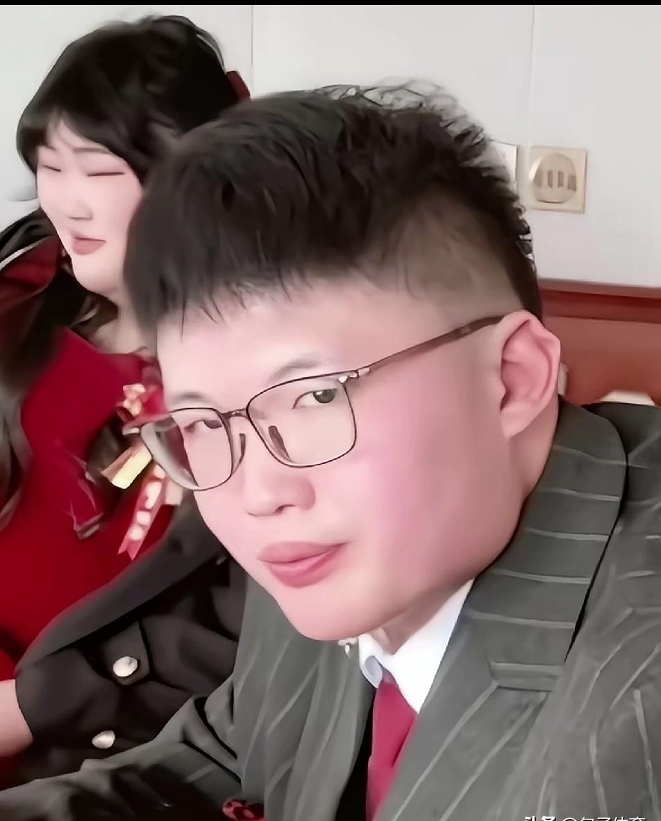 他女儿结婚，新郎全程“死人脸”，拜堂像上刑！你以为是社恐？错了，这是赤裸裸的
