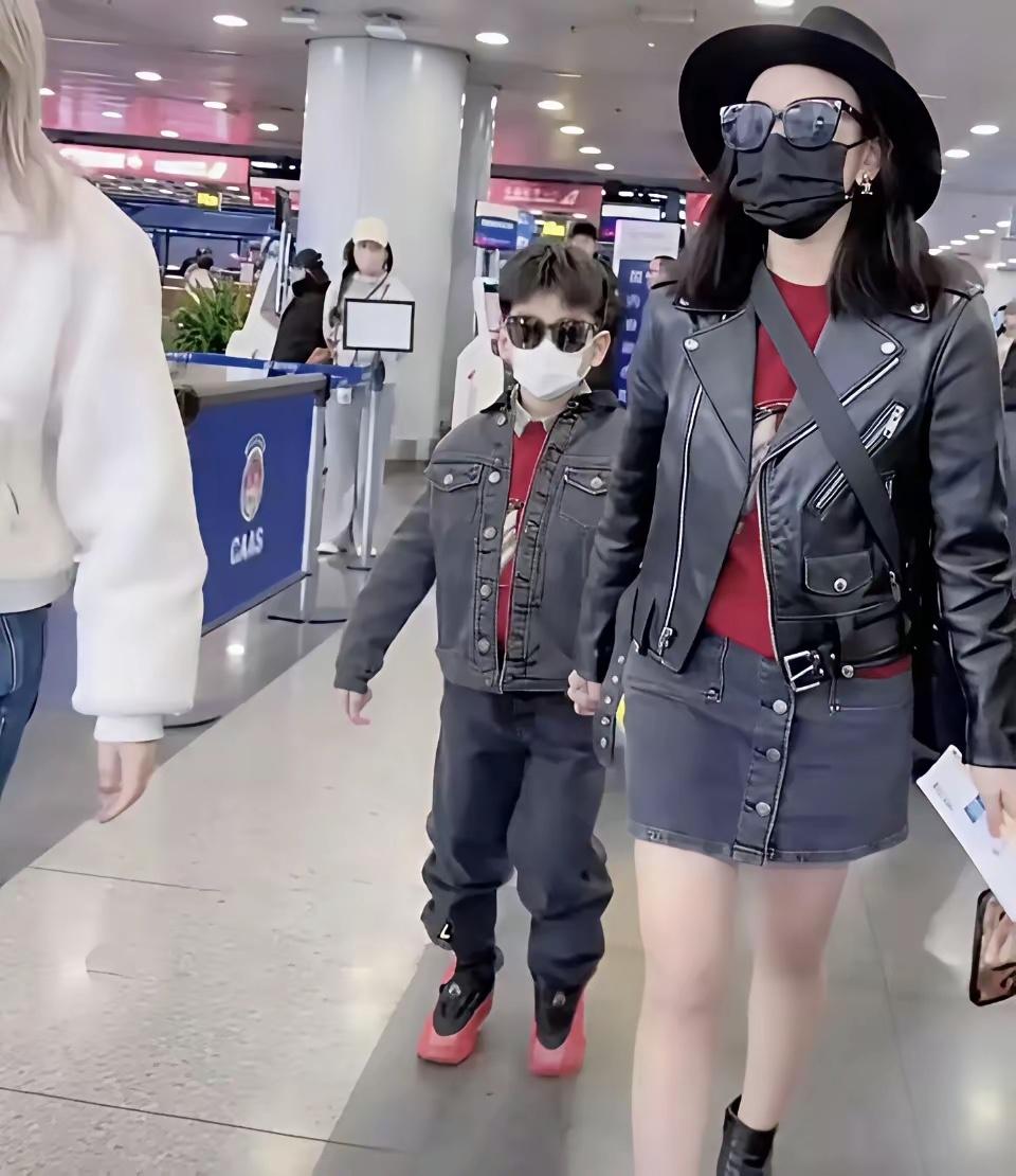 陈妍希今年这个年，过得有点冷清，但格局是真的大把儿子送到陈晓那边，自己一个人回家