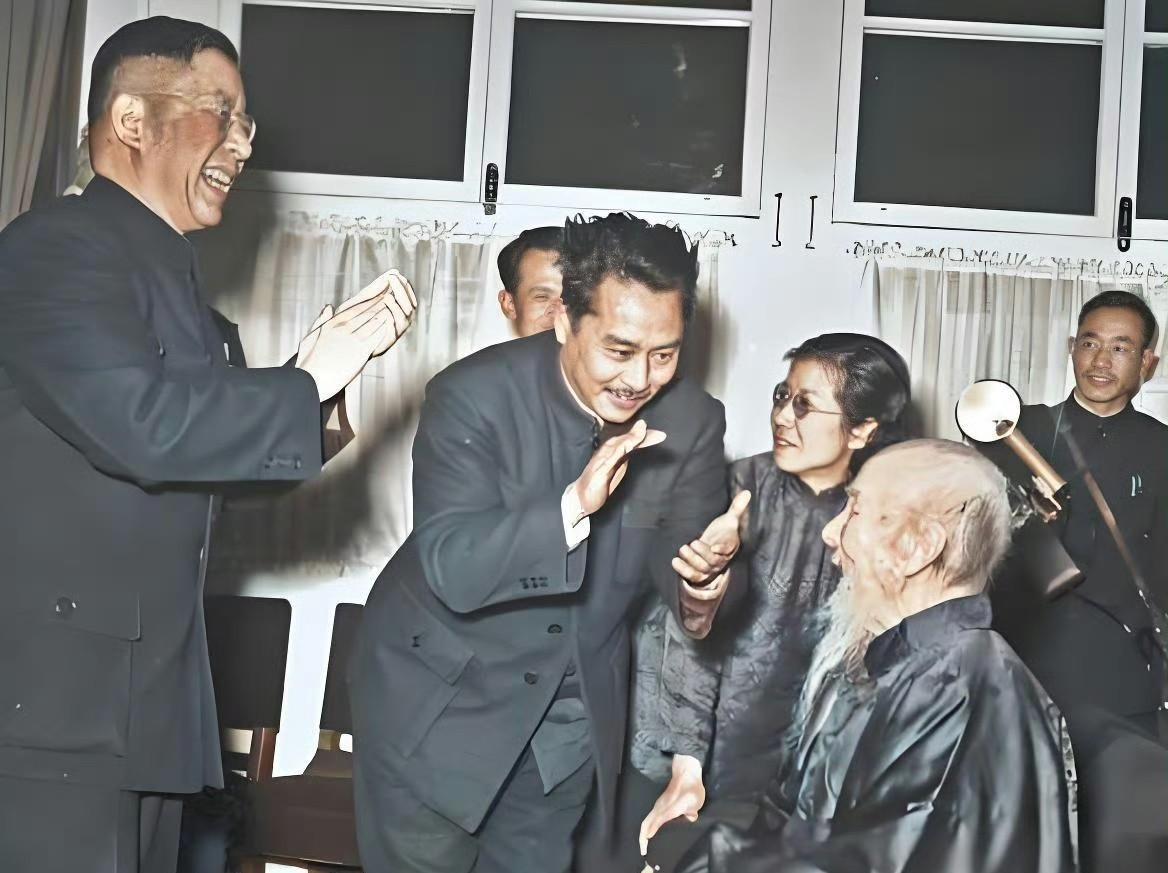 1957年，叶浅予（中）、老舍（左）向93岁的国画大师齐白石祝寿，各自神态亲切