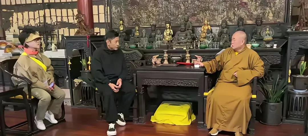 咱先不说释永信有多威风。就说于荣光去少林寺拜访这事儿，人家一大明星大老远跑过去