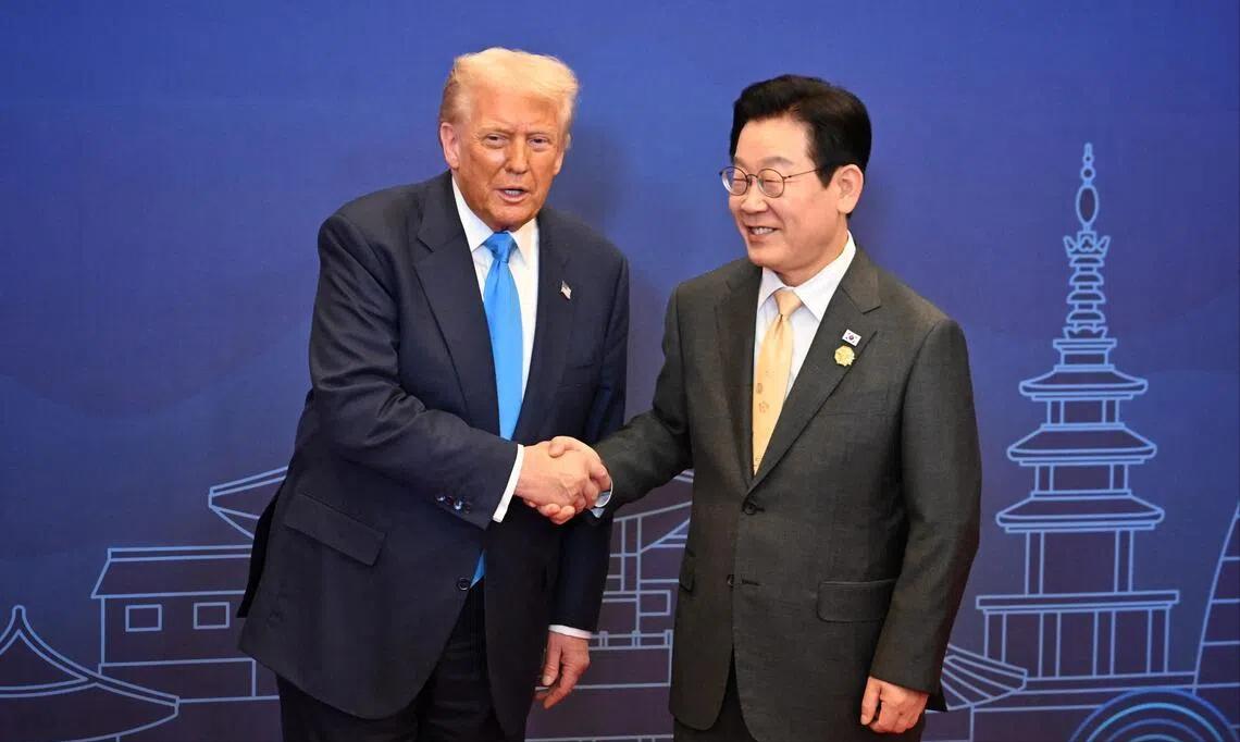 路透社报道，韩国总统府青瓦台发表声明称，韩国总统李在明与美国总统特朗普5月17日