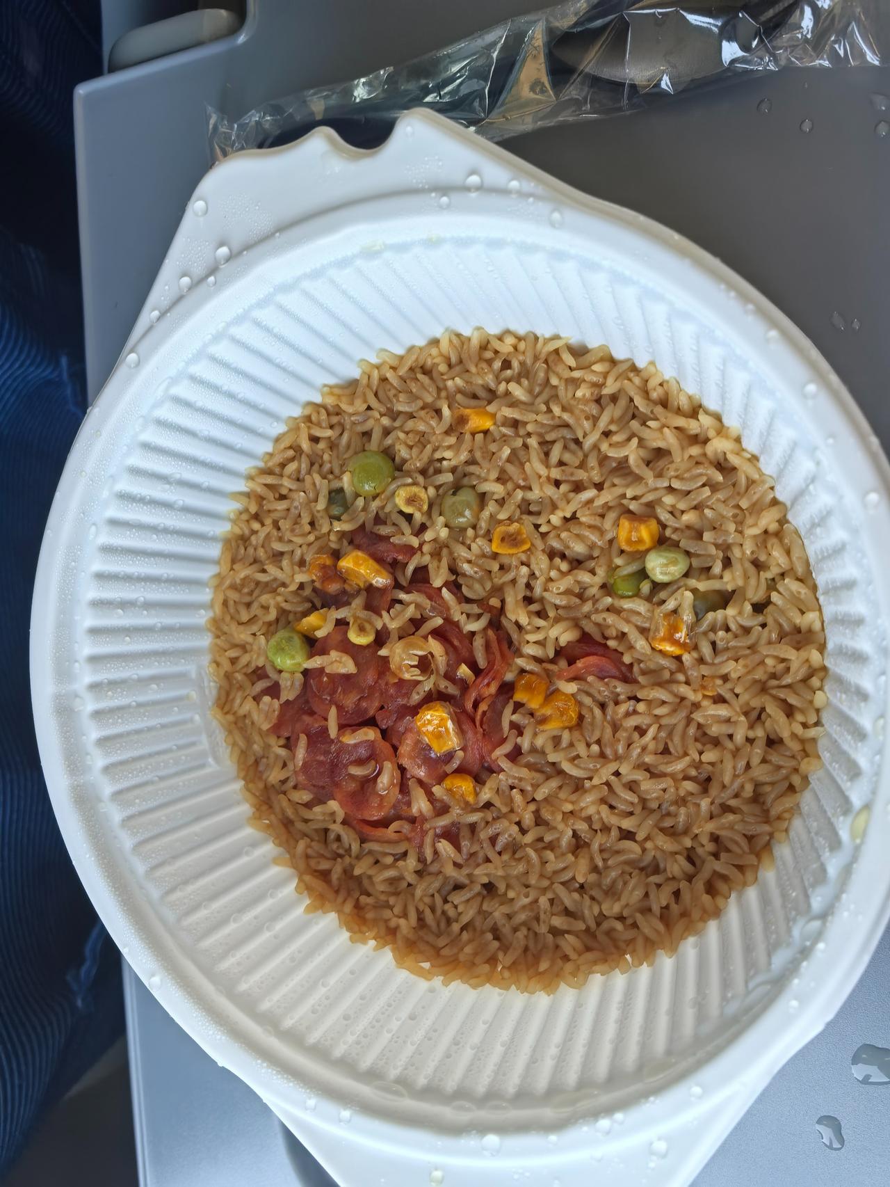 一盒煲仔饭，量很少，总分量在3量左右，售价45元。先说这价格，几片香肠加米饭，竟