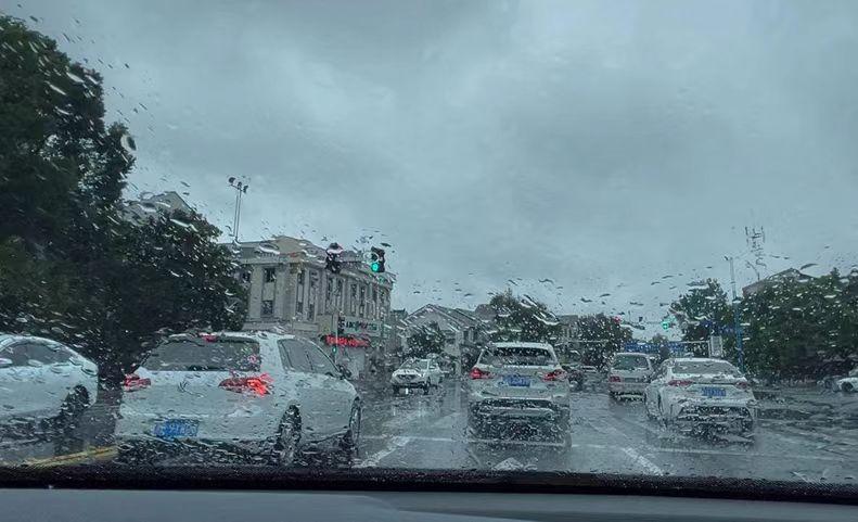 开车的都懂，最怕的不是什么堵车，而是不能预知且看不见的危险。有天下暴雨着急接