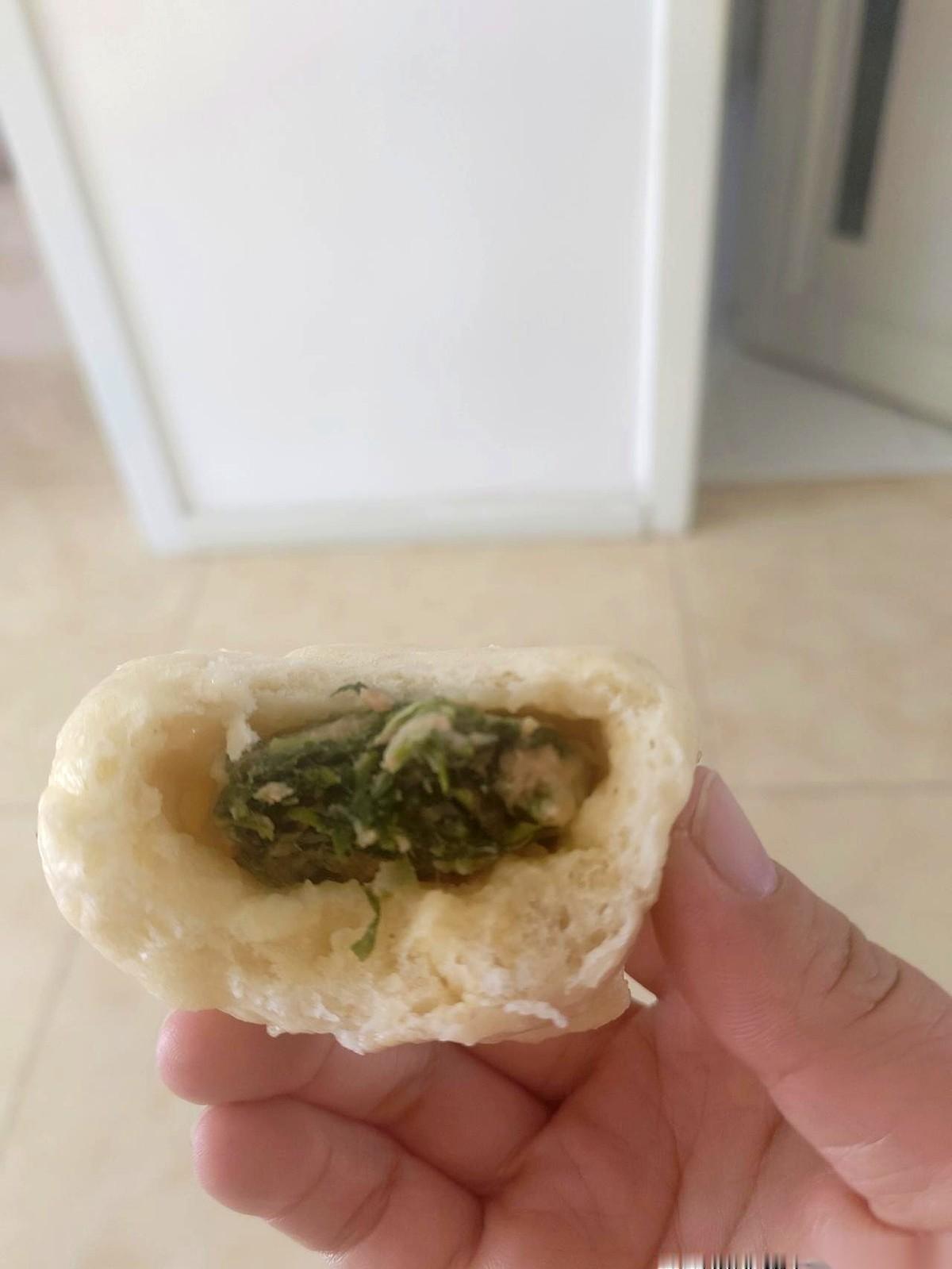 “我不吃，荠菜馅的有什么好吃的。”刚出锅的包子，热气腾腾，我夹了一个递过去，彤