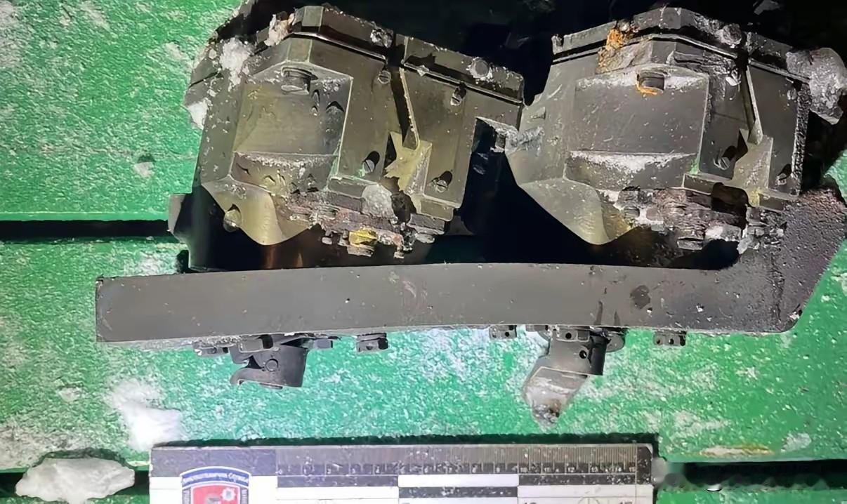 没想到，乌克兰居然回收了俄罗斯发射的“榛树”中程弹道导弹残骸，目前捡漏收集到的有