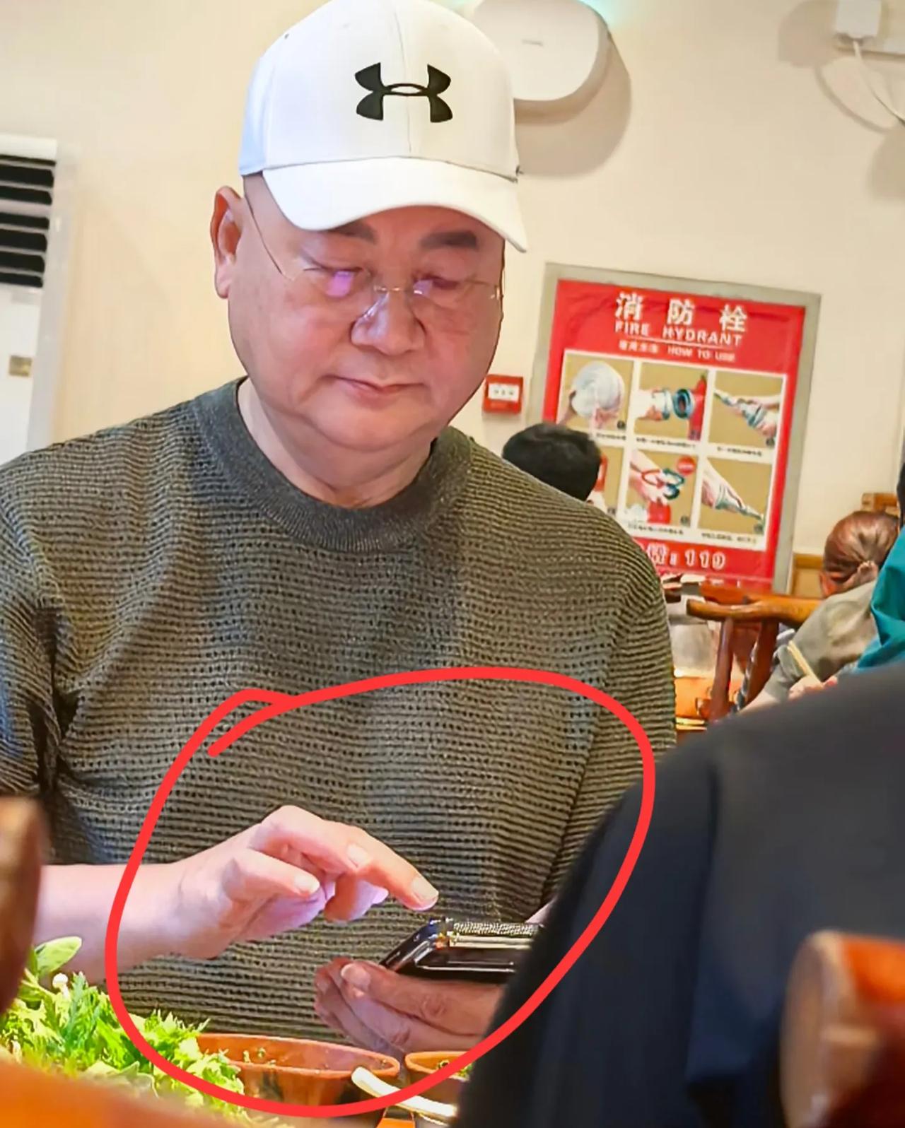 迟重瑞终于久违露面了！有网友在北京的火锅店，偶遇了迟重瑞，他整个人的状态气色