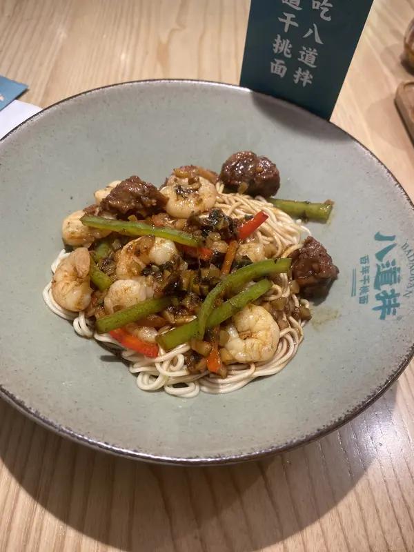 演员文章在上海开的“八号院儿”面馆火了，不过是因为菜品价格引发热议。4月13日，