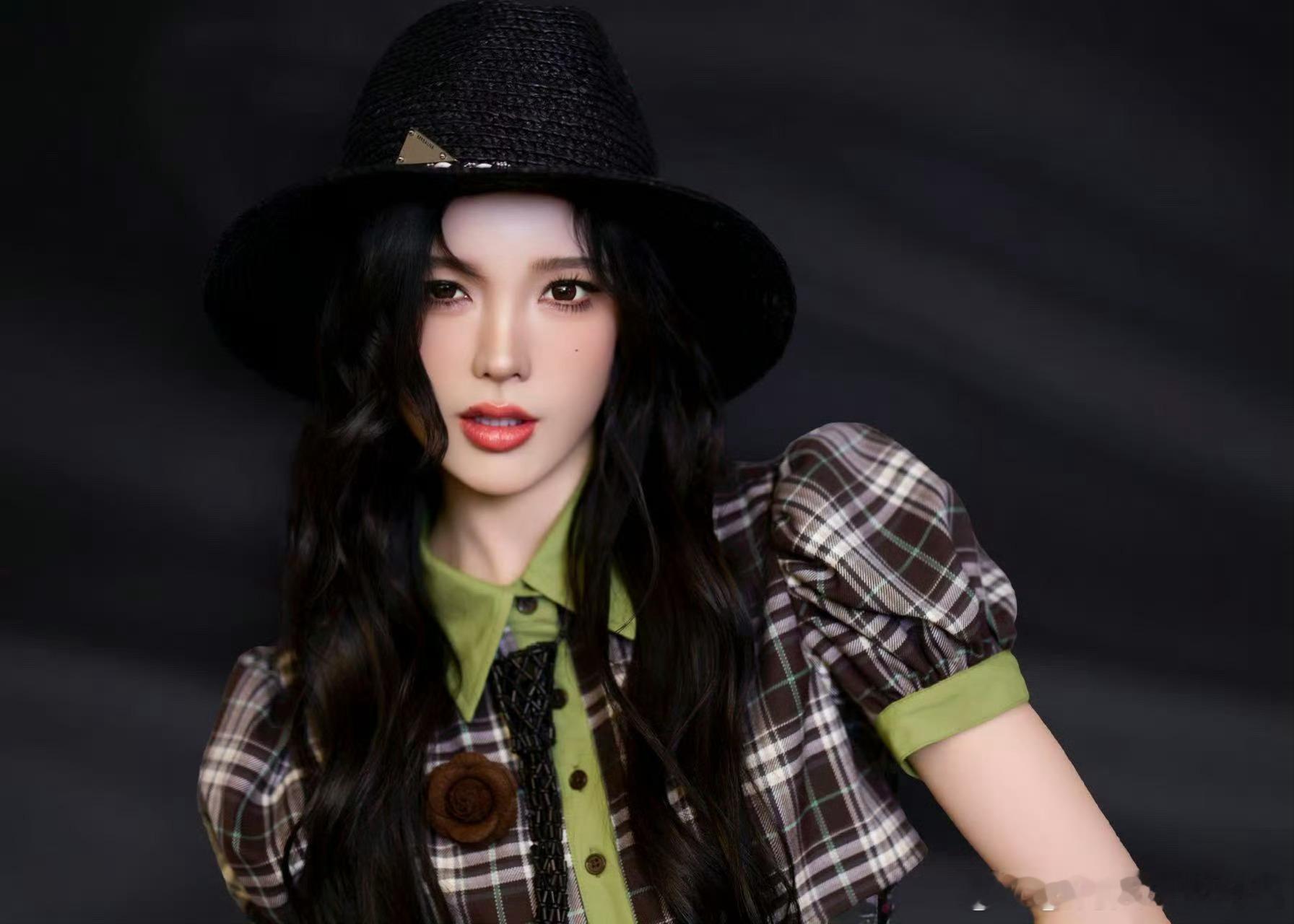 戴燕妮这个腰她的腰细得很有道理，每一块肌肉线条都像是被精心打磨过一样。舞台上灯