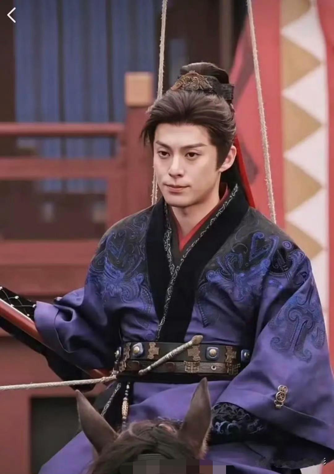 王鹤棣《将门独后》最新路透曝光，状态看着欠佳，整个人显得憔悴疲惫，眉头难舒、神情