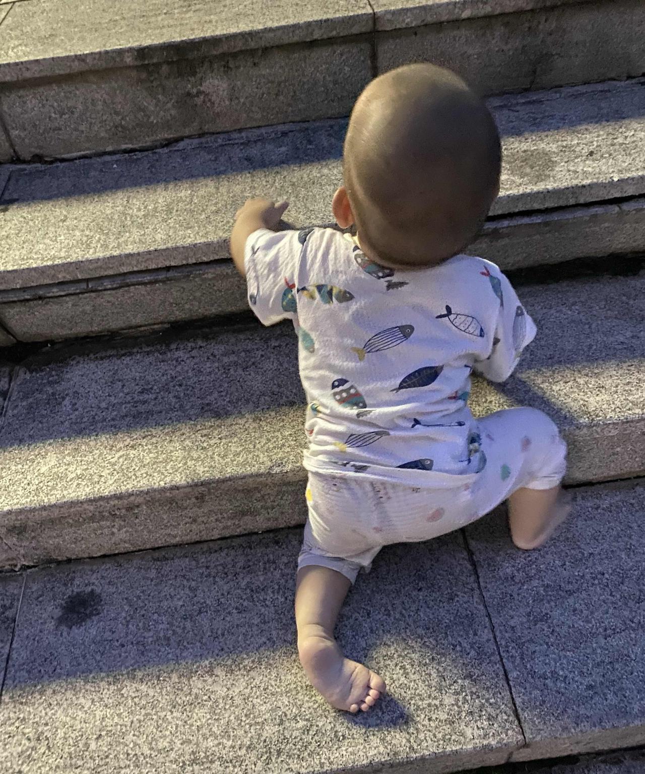 带娃以后才知道：1.宝宝喜欢鲜艳的颜色，喜欢跟哥哥姐姐玩，喜欢外出不喜欢待在家