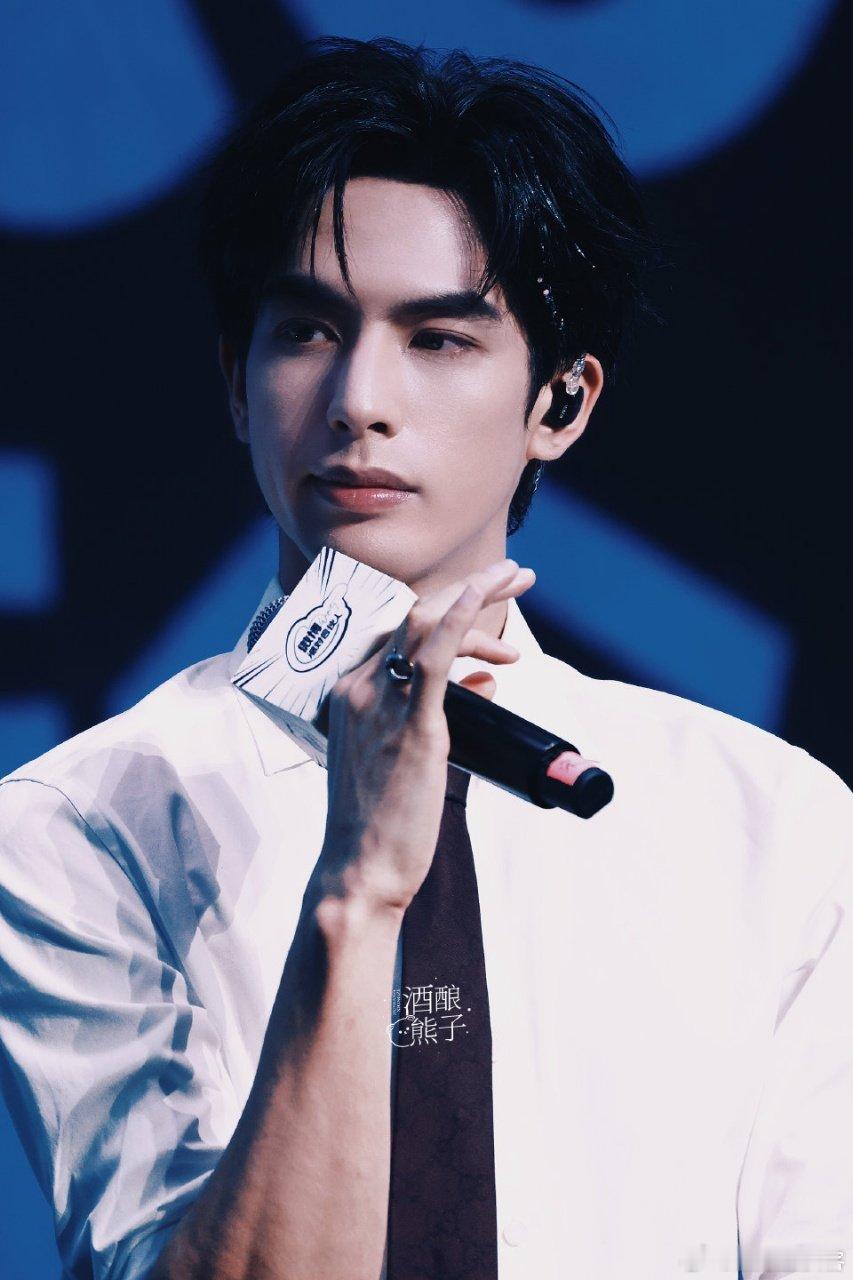 宋威龙大屏好权威见面会大屏直拍杀疯了！这张脸在大屏上完美得毫无死角，每一处轮廓