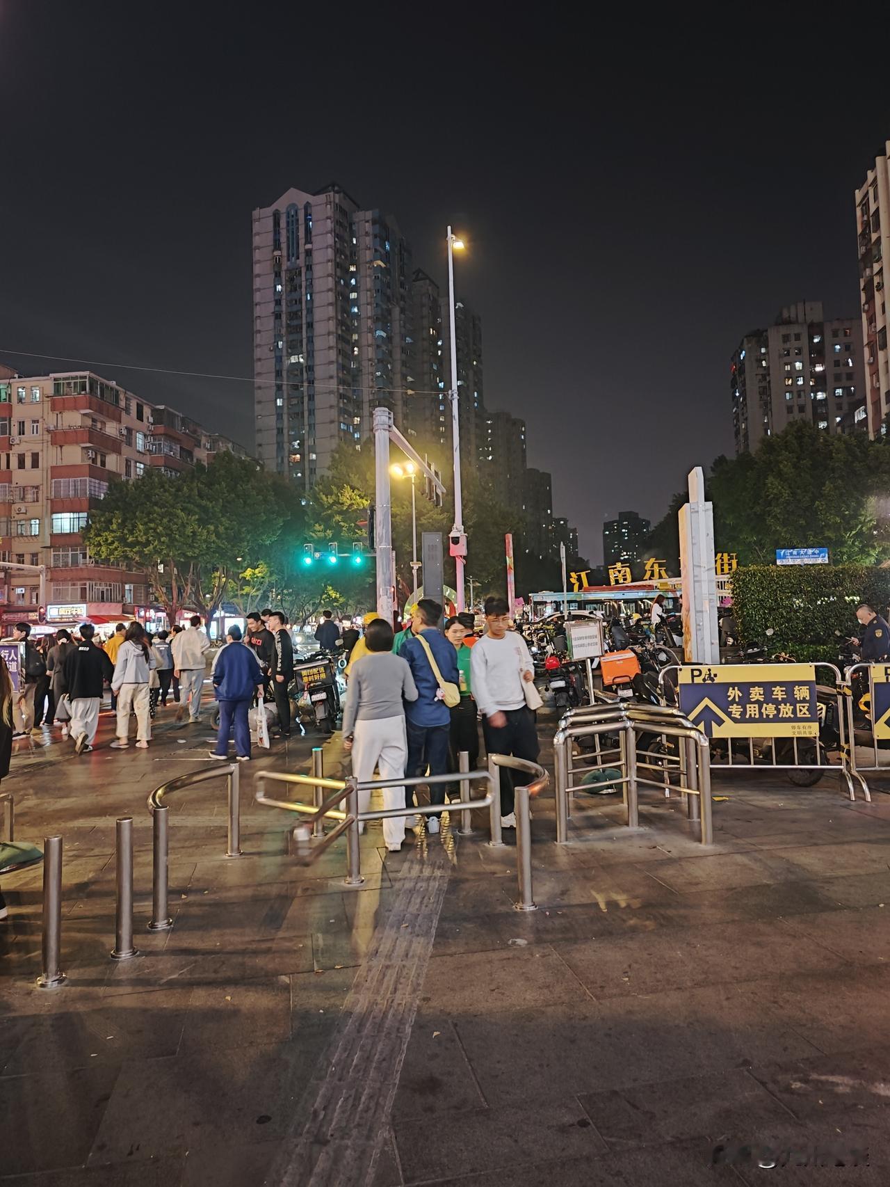 “驱逐车辆，恢复秩序，守住文明，重拾信心”。面对机动车、非机动车围城，广州通过“