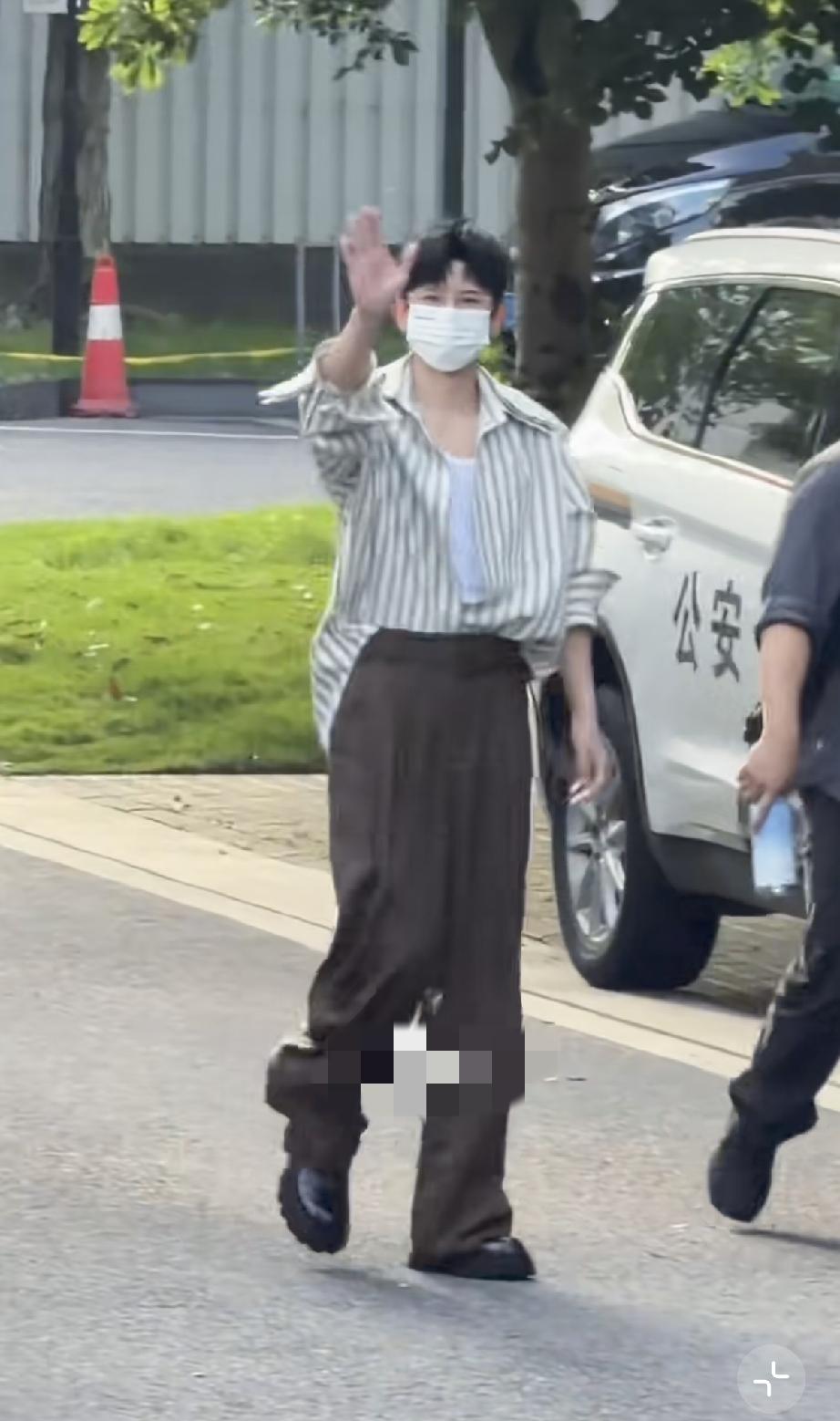 5月26日，张杰《国乐无双》上班，穿了厚厚的增高鞋看着好笨重，胸肌也变大了，短短