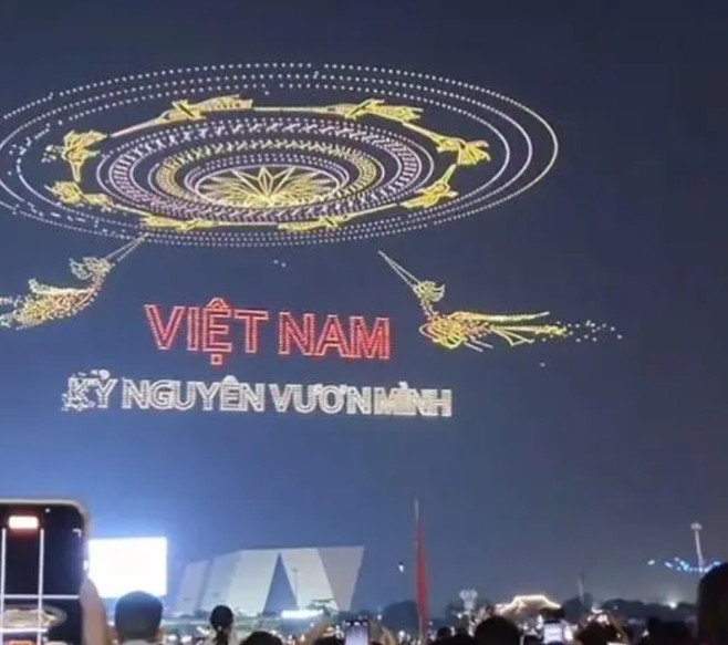 刷到越南人看到本国的无人机表演，大家兴奋地举着手机拍视频，甚至有些越南人激动到流
