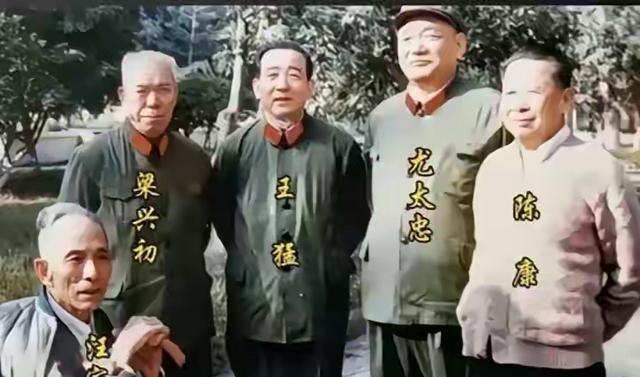 1982年，离休的梁兴初来到广州，受到广州军区司令员尤太忠与政委王猛的热情接待。