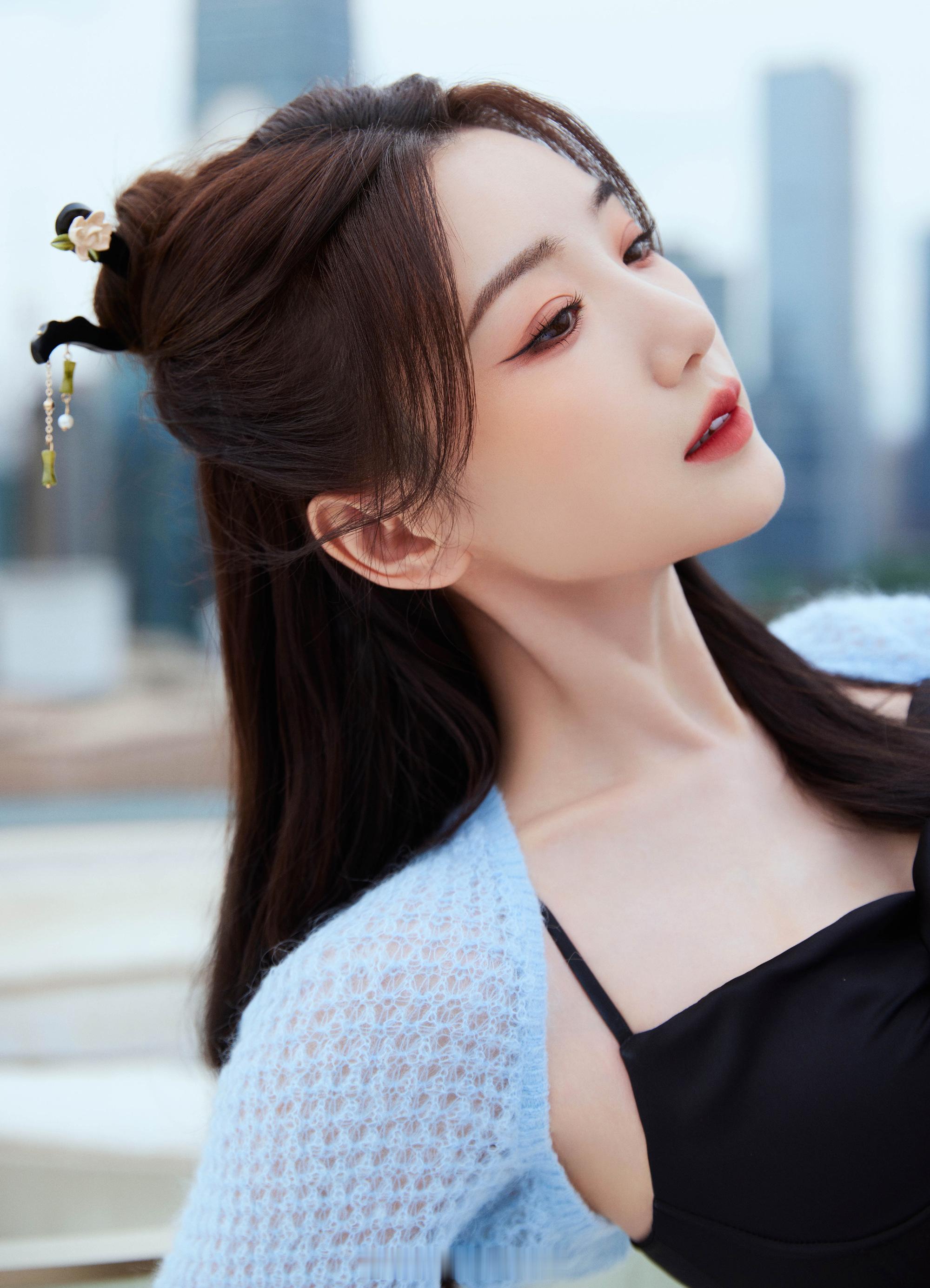 毛晓彤云襄传长发氛围大片