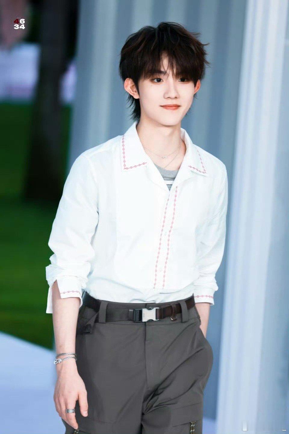 苏新皓露齿笑好明媚要被这个苏新皓迷晕了，露齿笑超级明媚，完全是小太阳般的人物啊